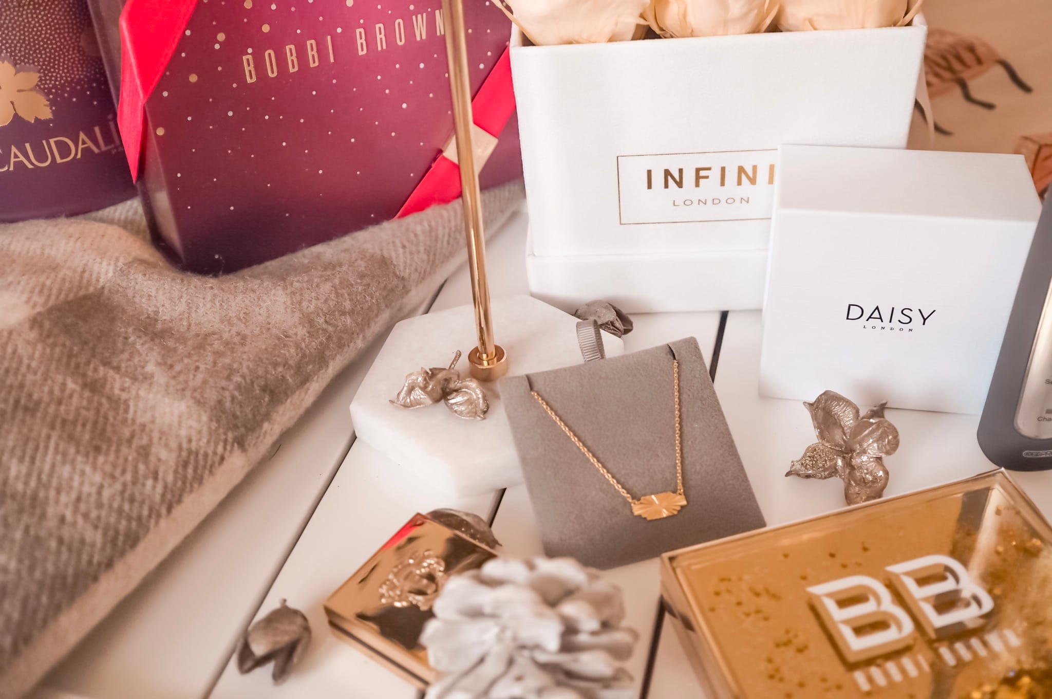 Christmas gift guide 2018 | ultimate christmas gift guide 2018 | christmas gift ideas for him | christmas gift ideas for her 